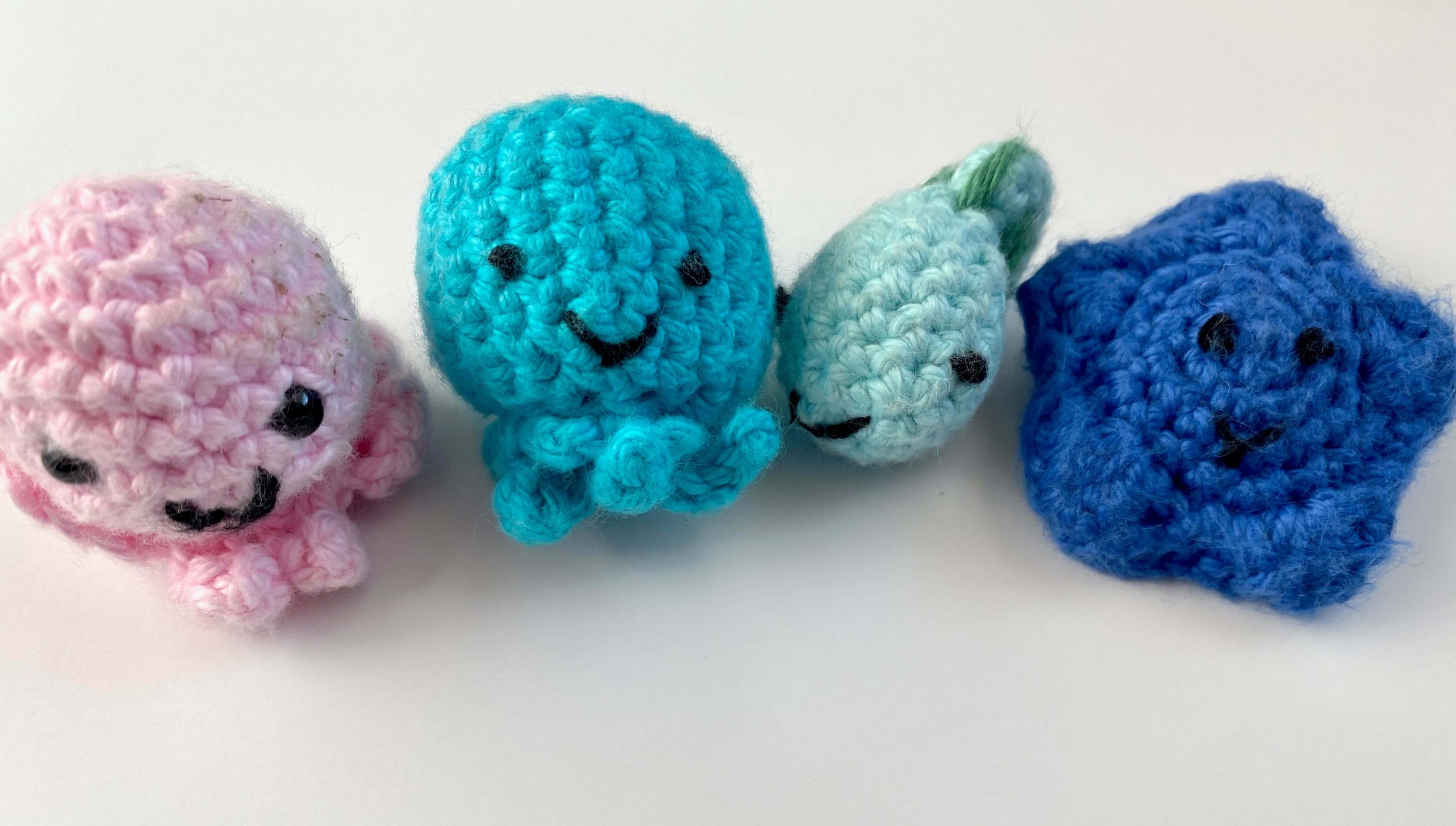 Mini Amigurumi - Love to stay home